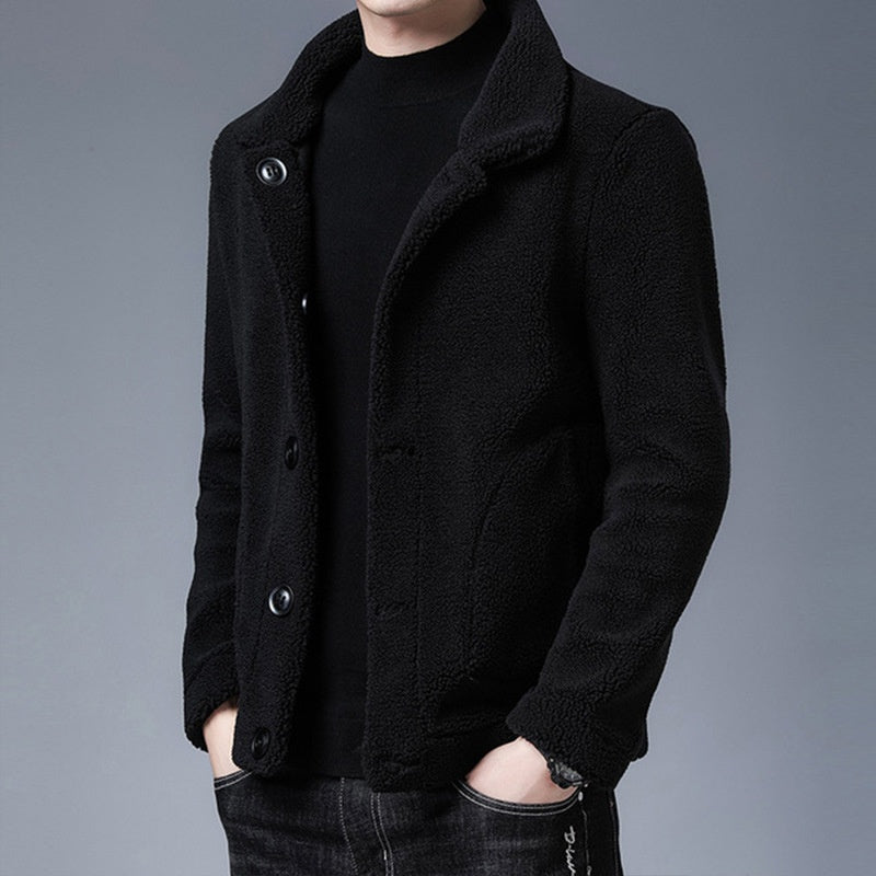 Giacca uomo invernale nera, stile casual, tessuto in pile, con bottoni grandi. Ideale per moda maschile autunno-inverno, look elegante e caldo.