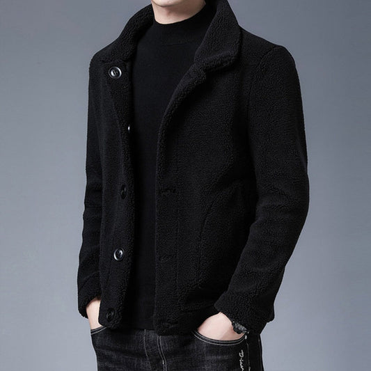 Giacca uomo invernale nera, stile casual, tessuto in pile, con bottoni grandi. Ideale per moda maschile autunno-inverno, look elegante e caldo.