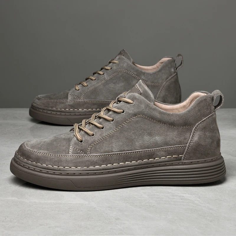 Scarpe da uomo in pelle scamosciata grigia, design casual con suola in gomma, lacci marroni, ideali per look urbano e comfort quotidiano.