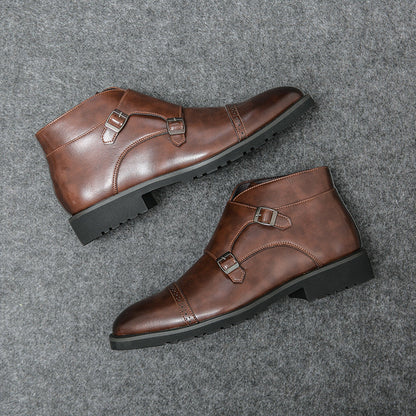 Scarpe uomo in pelle marrone con doppia fibbia, suola nera antiscivolo, stile elegante e moderno, su sfondo grigio. Calzature moda autunno inverno.