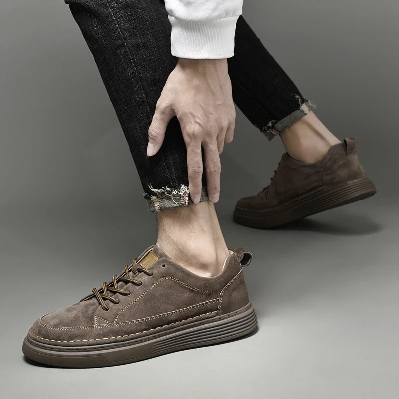 Scarpe da uomo in pelle scamosciata marrone, design casual, suola spessa, indossate con jeans neri. Moda maschile, calzature eleganti.