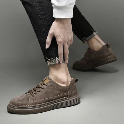 Scarpe da uomo in pelle scamosciata marrone, design casual, suola spessa, indossate con jeans neri. Moda maschile, calzature eleganti.