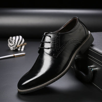 Scarpa elegante da uomo in pelle nera lucida su sfondo scuro, con lacci e dettagli brogue, posizionata su una valigetta.