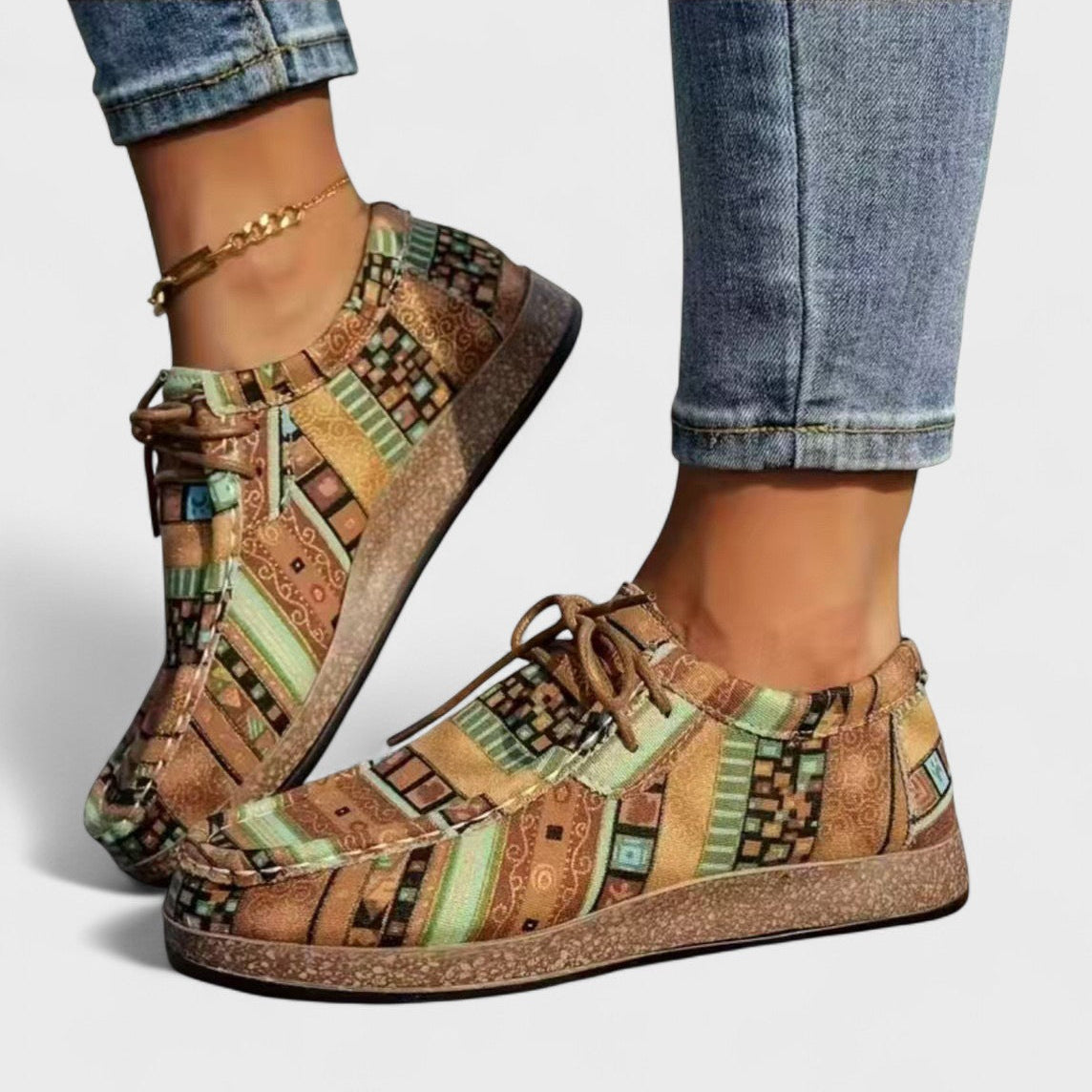 Scarpe casual multicolore con motivo geometrico, indossate con jeans. Scarpe comode da donna, stile moderno, perfette per look quotidiani.