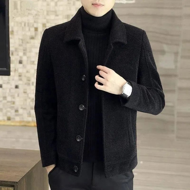 Giacca uomo elegante nera, collo classico, abbinata a dolcevita nero. Moda maschile autunno-inverno, stile casual chic.
