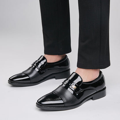 Scarpe eleganti uomo in pelle nera lucida, design moderno con fibbia, indossate con pantaloni neri. Scarpe formali per occasioni speciali.