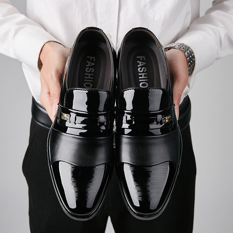 Scarpe eleganti uomo in pelle nera lucida, tenute da una persona in camicia bianca. Design moderno, ideali per occasioni formali e moda maschile.