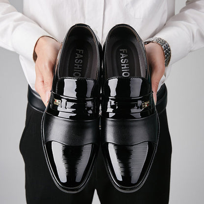 Scarpe eleganti uomo in pelle nera lucida, tenute da una persona in camicia bianca. Design moderno, ideali per occasioni formali e moda maschile.