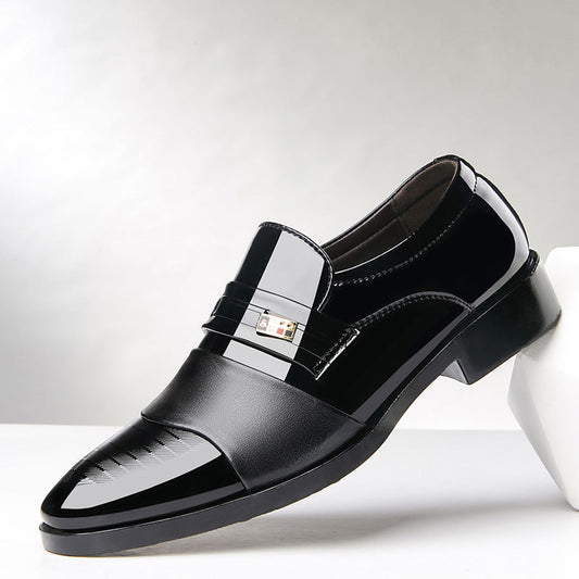 Scarpa elegante da uomo in pelle nera lucida con fibbia decorativa, design moderno, suola robusta. Ideale per abbigliamento formale e cerimonie.