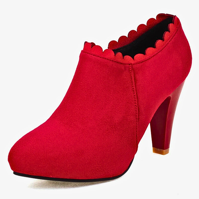 Damesko med blokhæl, sidelås og blomsterdetaljer