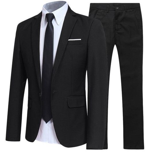 Completo elegante nero da uomo con giacca, pantaloni, camicia bianca e cravatta nera. Abbigliamento formale per cerimonie e ufficio.
