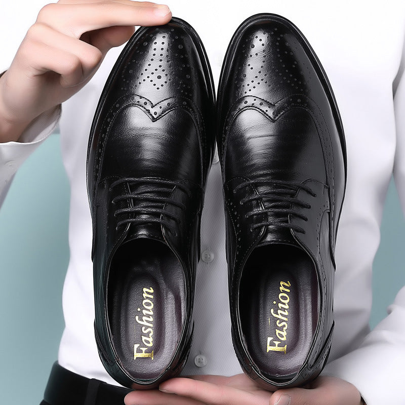 Scarpe eleganti uomo in pelle nera, stile brogue, con dettagli traforati. Ideali per abbigliamento formale e business.