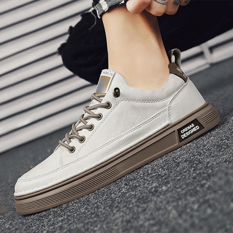 Scarpa da ginnastica bianca unisex con suola marrone, design moderno, lacci grigi, ideale per moda casual e sportiva.