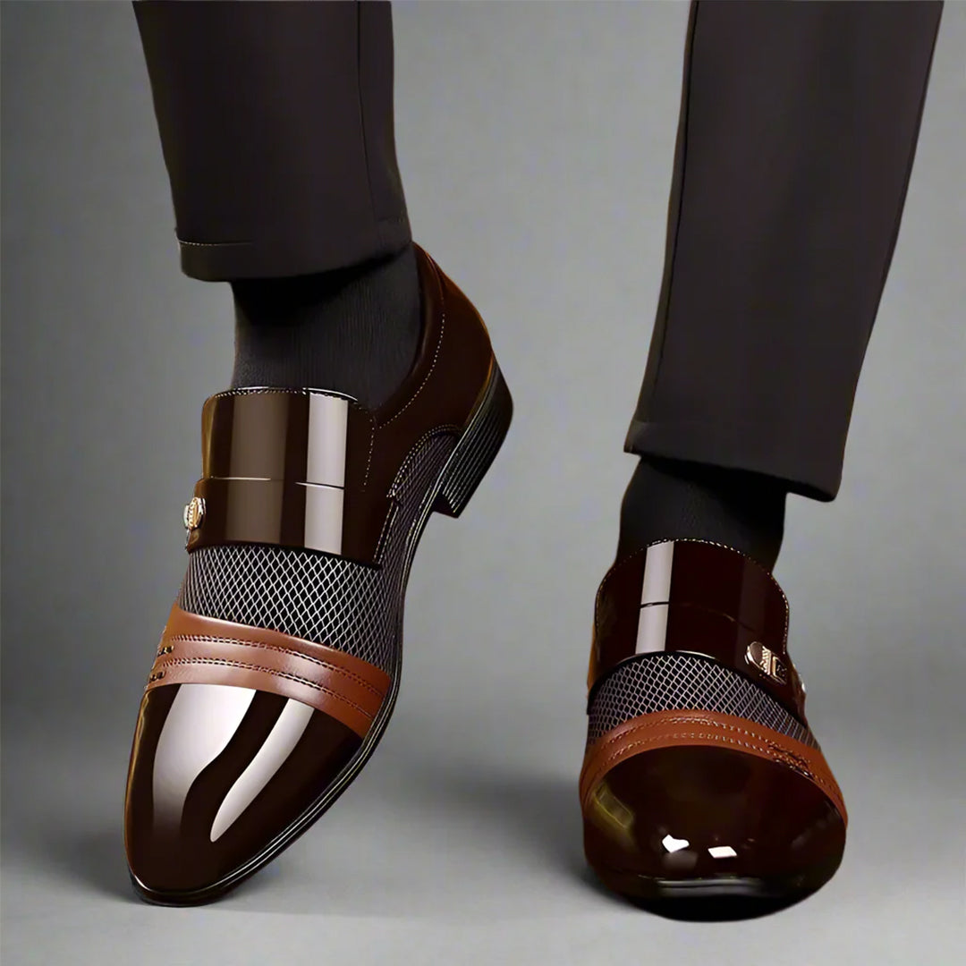 Scarpe eleganti uomo in pelle lucida marrone, design moderno con dettagli a rete, indossate con pantaloni scuri. Moda maschile, calzature di lusso.