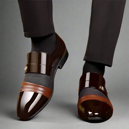 Scarpe eleganti uomo in pelle lucida marrone, design moderno con dettagli a rete, indossate con pantaloni scuri. Moda maschile, calzature di lusso.