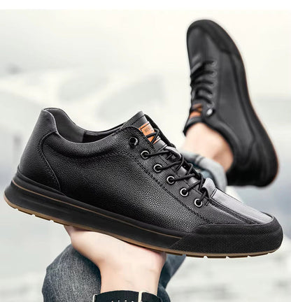 Scarpe da ginnastica nere in pelle, design moderno, suola in gomma antiscivolo, perfette per uomo, moda casual, comfort quotidiano.