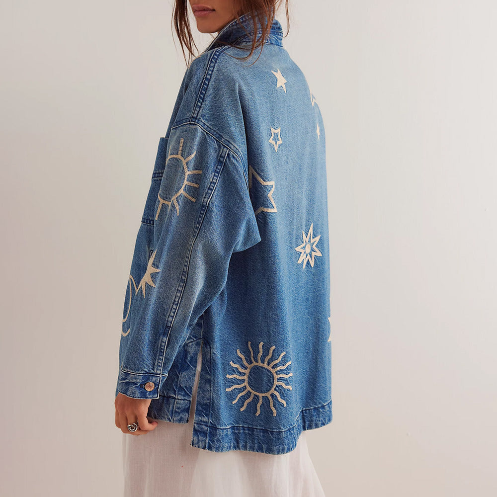 Giacca di jeans oversize con ricami di sole e stelle, moda casual donna, stile boho chic, abbigliamento trendy, sfondo bianco.