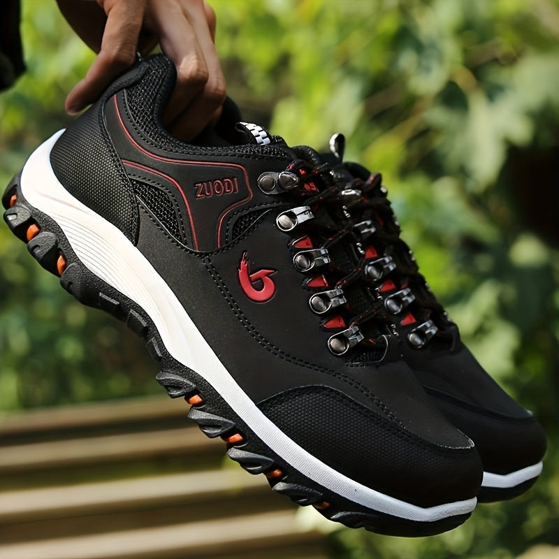 Scarpe da trekking nere con suola robusta, dettagli rossi e logo "ZUODI". Ideali per escursioni, outdoor e attività sportive.