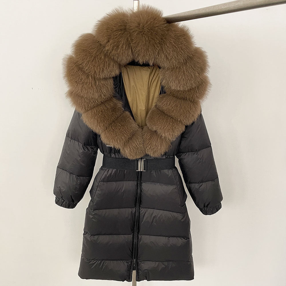 Cappotto invernale nero con cappuccio in pelliccia marrone, imbottitura calda, cintura in vita. Elegante giacca piumino donna per freddo intenso.