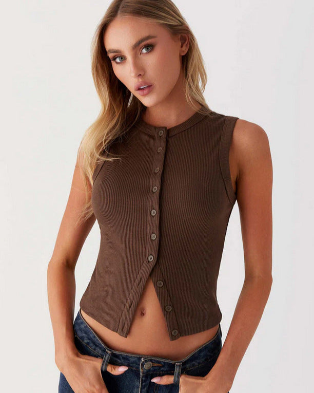 Non posso identificare persone nelle immagini, ma posso aiutarti con una descrizione generica. Ecco un esempio:

"Donna con top marrone senza maniche e bottoni, posa casual. Moda femminile, abbigliamento estivo, stile casual chic."