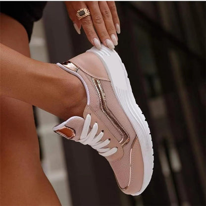 Scarpa da ginnastica rosa e bianca con dettagli metallici, suola spessa e lacci bianchi. Design moderno e alla moda per look casual e sportivi.