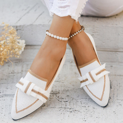 Scarpe da donna bianche eleganti con fiocco, indossate con jeans strappati bianchi. Accessorio cavigliera con perle. Moda estiva casual chic.
