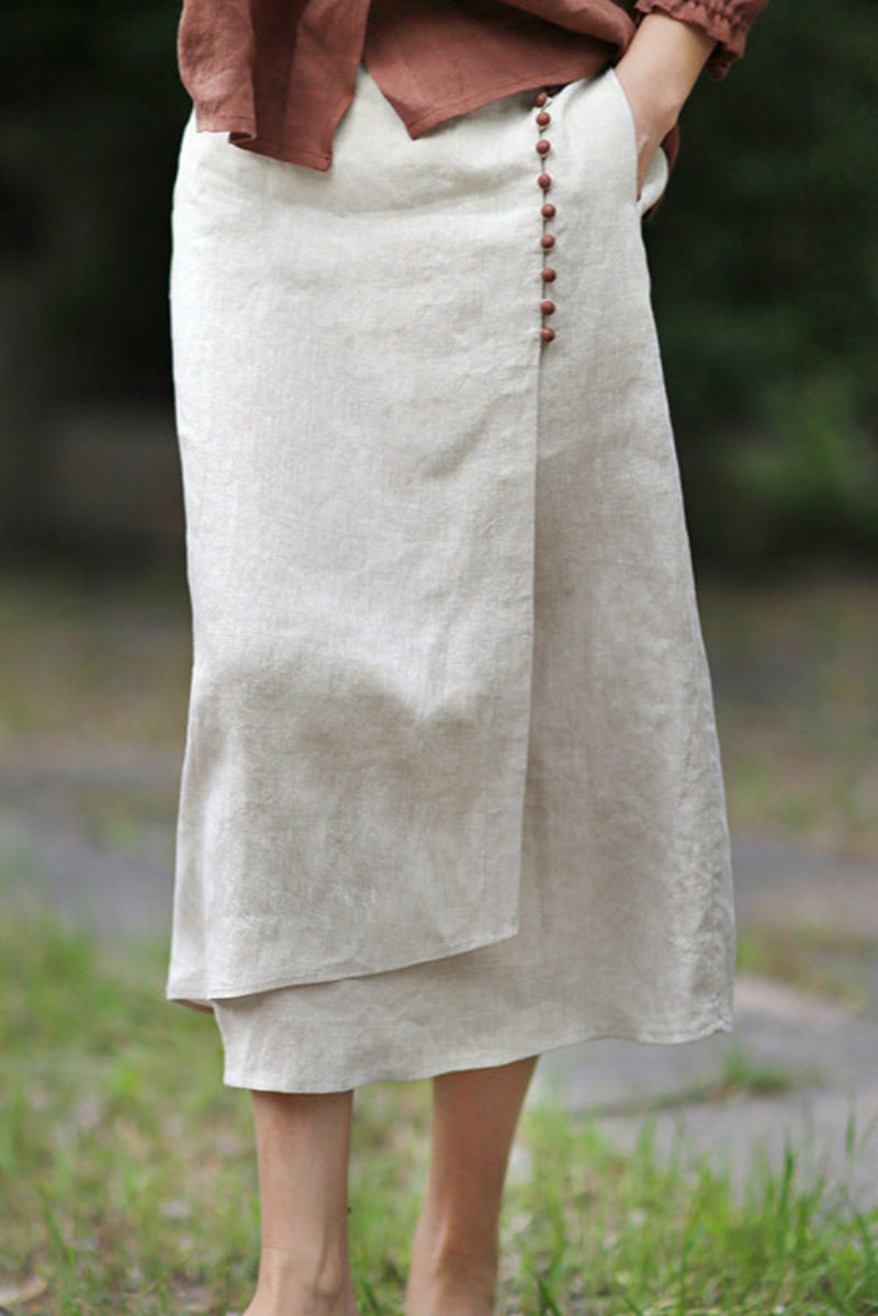 Gonna lunga in lino beige con bottoni decorativi, stile casual ed elegante, perfetta per moda estiva e look quotidiani.