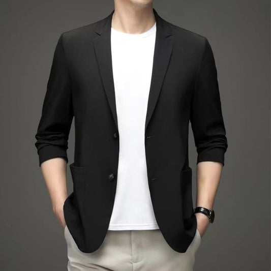 Giacca nera elegante su uomo con t-shirt bianca e pantaloni chiari, moda maschile moderna, abbigliamento casual chic, stile minimalista.