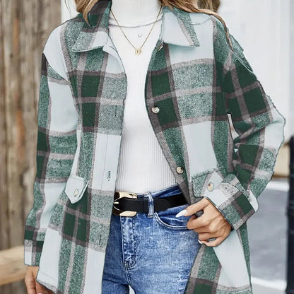 Langærmet dame skjorte med knapper og almindelig længde i ternet mønster