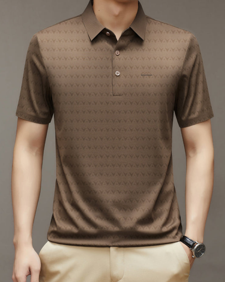 Maglietta polo marrone da uomo con motivo geometrico, maniche corte e colletto classico. Stile casual elegante, ideale per moda maschile estiva.