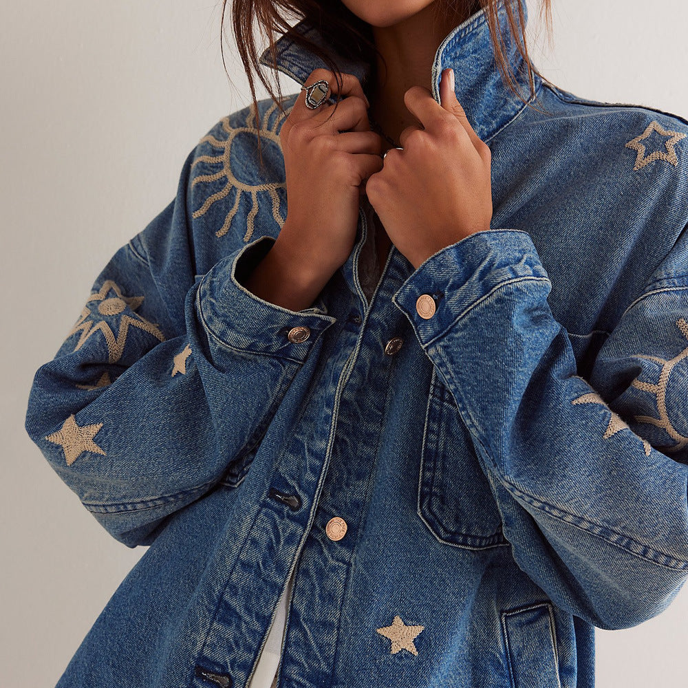Giacca di jeans con ricami di stelle e sole, moda casual donna, dettagli vintage, stile boho chic, tendenza abbigliamento autunno.