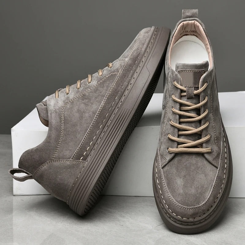 Scarpe da uomo in pelle scamosciata grigia, design casual, suola in gomma antiscivolo, lacci beige, stile moderno ed elegante, perfette per ogni occasione.