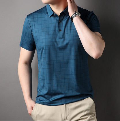 Uomo in polo blu a quadri, orologio al polso, pantaloni beige. Moda maschile casual, abbigliamento estivo elegante.