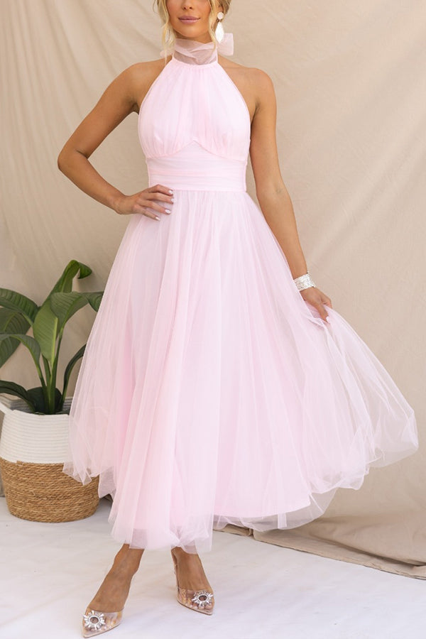 Abito da sera rosa chiaro in tulle, senza maniche, con scollo all'americana. Elegante e femminile, perfetto per eventi formali.