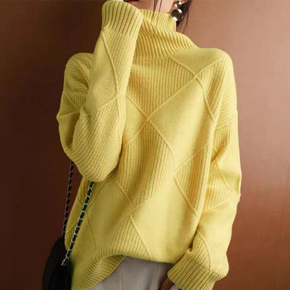 Maglione giallo a collo alto con motivo a rombi, indossato da una donna. Moda autunnale, abbigliamento casual elegante, tendenza maglieria 2023.