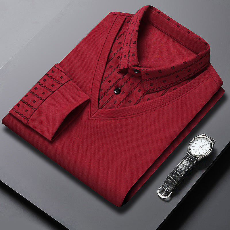Camicia rossa elegante piegata con dettagli neri, abbinata a un orologio da polso con cinturino in pelle nera, su sfondo grigio.
