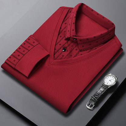 Camicia rossa elegante piegata con dettagli neri, abbinata a un orologio da polso con cinturino in pelle nera, su sfondo grigio.