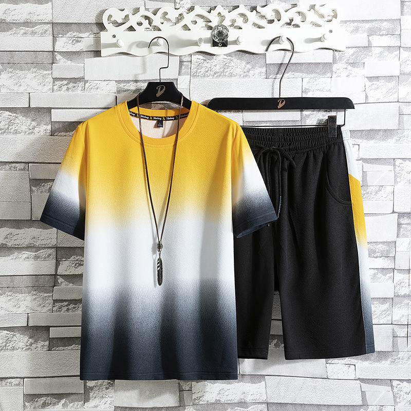 Completo estivo uomo: maglietta gialla sfumata bianca e nera, pantaloncini neri. Moda casual, abbigliamento estivo, tendenza 2023.