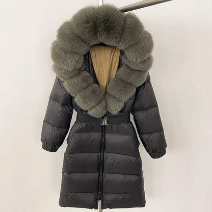 Cappotto invernale nero con cappuccio in pelliccia sintetica grigia, imbottitura calda, design elegante, ideale per moda donna e protezione dal freddo.
