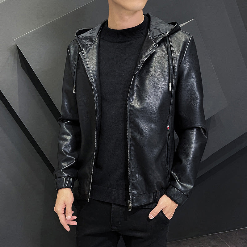 Giacca in pelle nera da uomo con cappuccio, indossata su maglione nero. Moda maschile elegante, abbigliamento casual autunnale.
