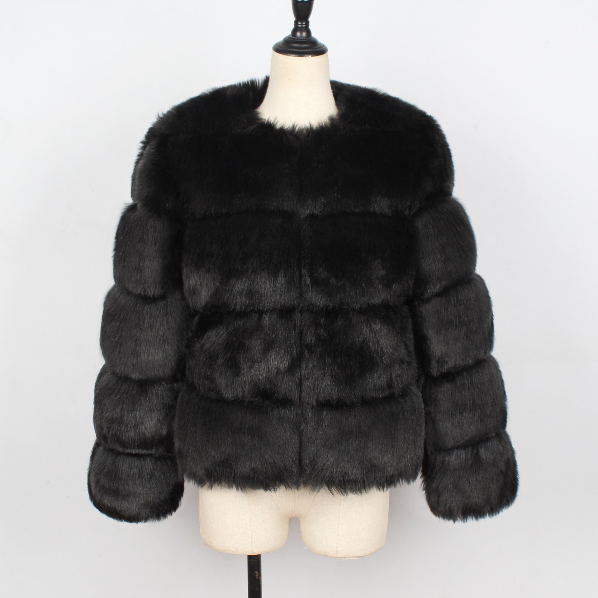 Giacca in pelliccia sintetica nera su manichino, design elegante e moderno, ideale per moda invernale. Cappotto caldo e soffice, stile glamour.