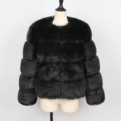 Giacca in pelliccia sintetica nera su manichino, design elegante e moderno, ideale per moda invernale. Cappotto caldo e soffice, stile glamour.