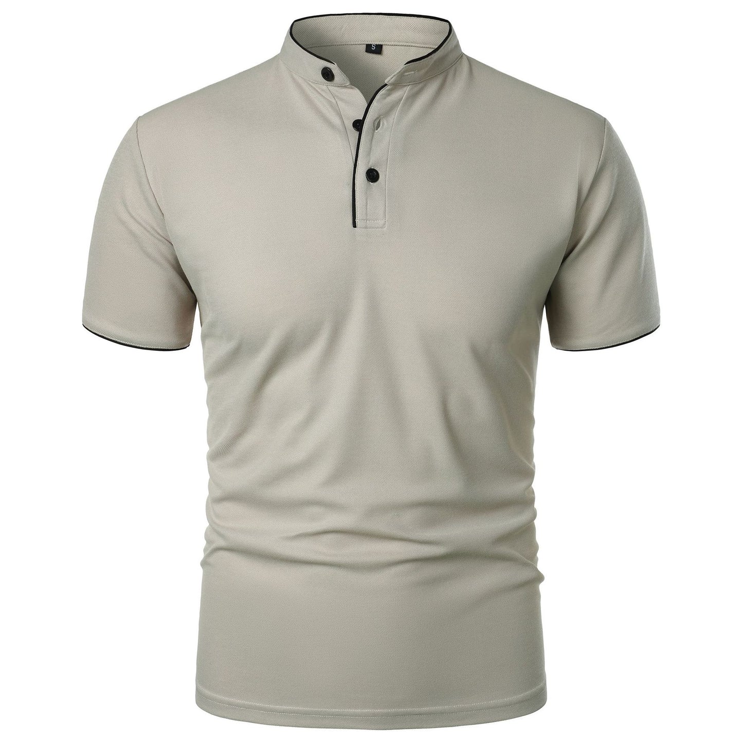 Maglietta polo beige da uomo con colletto alla coreana, maniche corte e bottoni neri. Design elegante e moderno, ideale per look casual e formali.