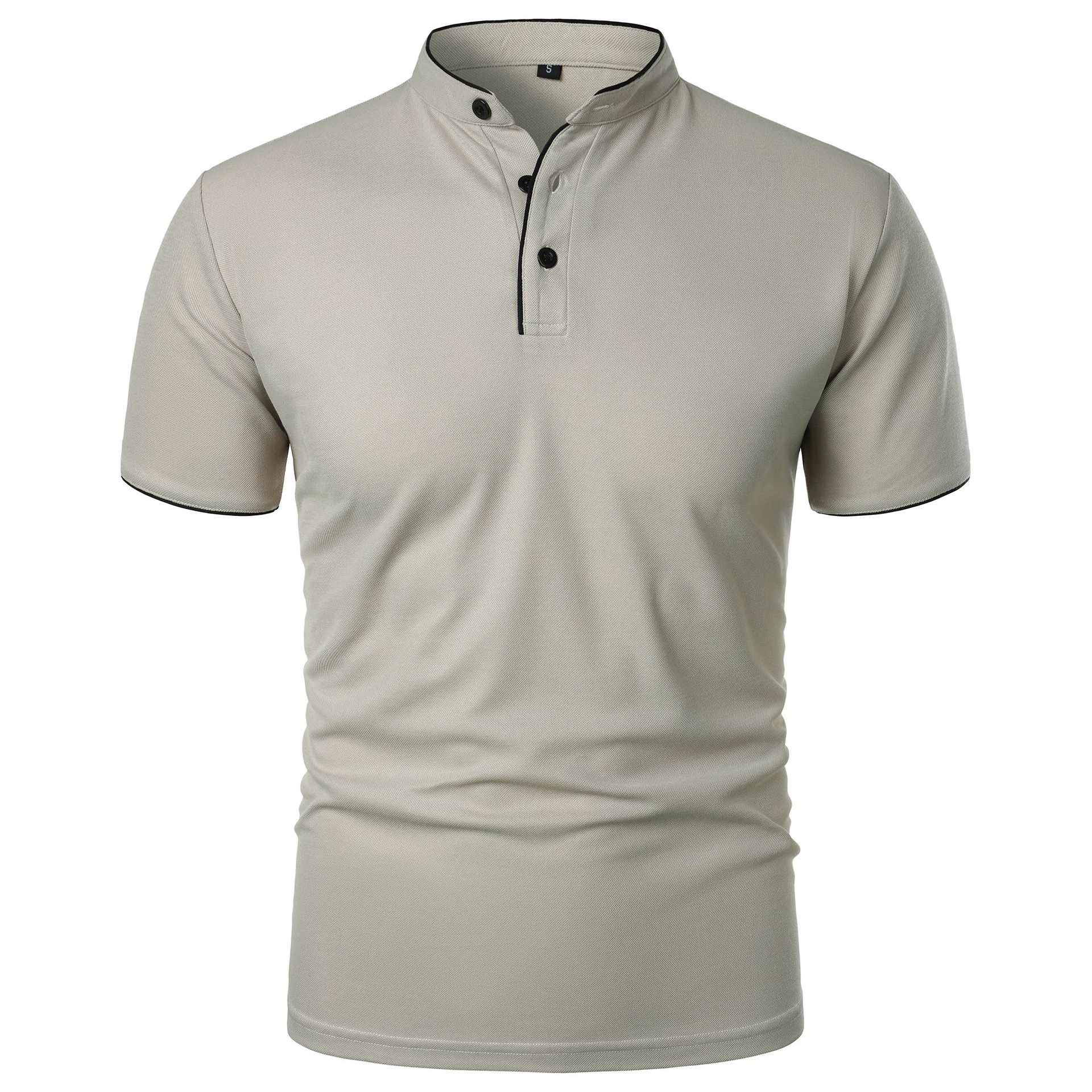 Maglietta polo beige da uomo con colletto alla coreana, maniche corte e bottoni neri. Design elegante e moderno, ideale per look casual e formali.