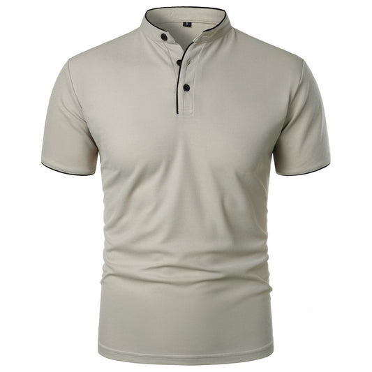 Maglietta polo beige da uomo con colletto alla coreana, maniche corte e bottoni neri. Design elegante e moderno, ideale per look casual e formali.