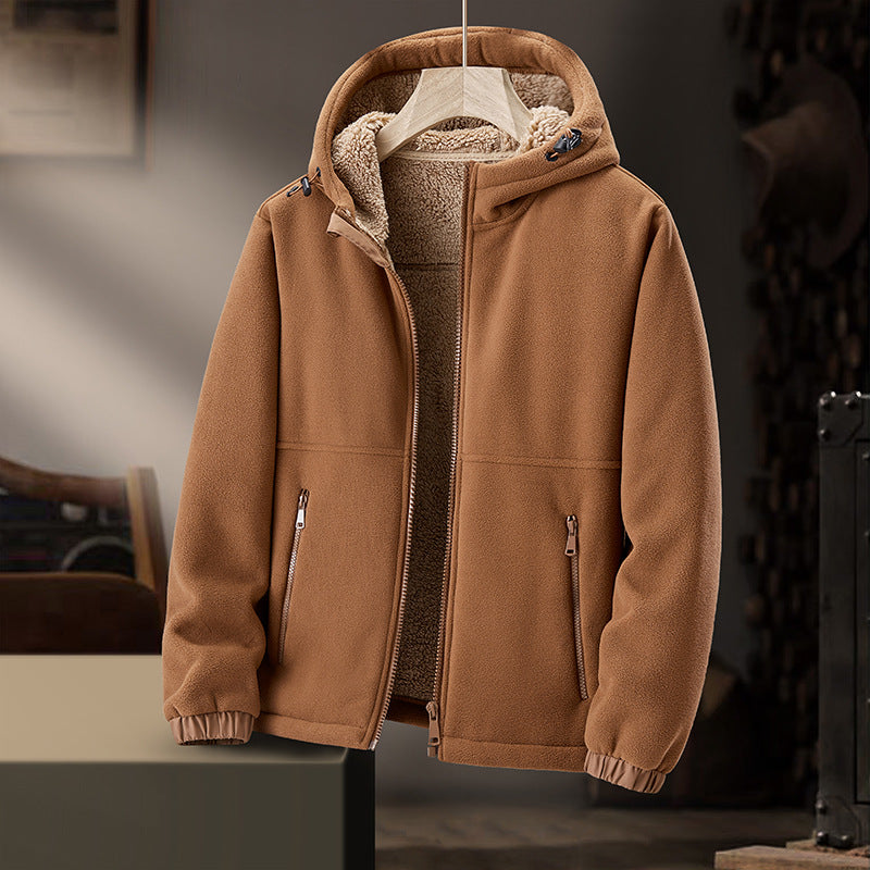 Giacca in pile marrone con cappuccio, cerniera frontale e tasche laterali, appesa su gruccia. Moda autunnale, abbigliamento caldo e casual.