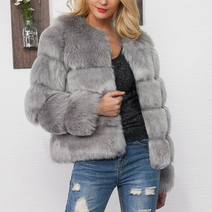 Donna con giacca di pelliccia grigia, maglia nera scintillante e jeans strappati. Moda invernale elegante, abbigliamento casual chic.