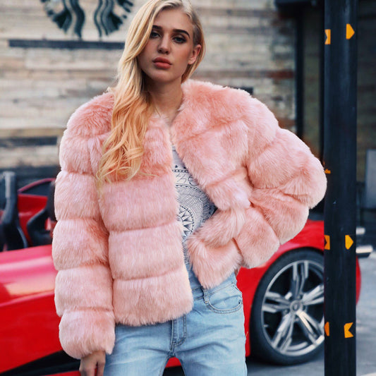 Donna con giacca di pelliccia rosa, jeans chiari, davanti a un'auto sportiva rossa. Moda invernale, stile urbano, look casual chic.