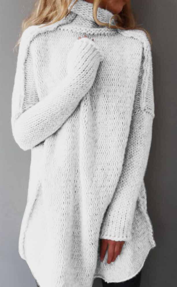 Donna con maglione oversize bianco a collo alto, lavorato a maglia, moda autunno inverno, stile casual chic, abbigliamento caldo e confortevole.