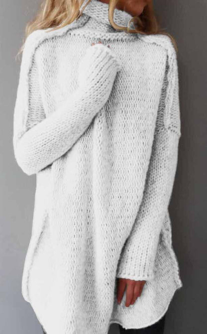 Donna con maglione oversize bianco a collo alto, lavorato a maglia, moda autunno inverno, stile casual chic, abbigliamento caldo e confortevole.